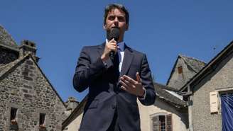 Gabriel Attal, ex-primeiro-ministro francês e secretário-geral do partido centrista Renascimento, anuncia sua candidatura às eleições presidenciais de 2027, em Mur-de-Barrez, no departamento de Aveyron (sul da França), em 22 de maio de 2026.