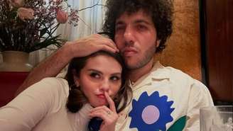Selena Gomez vira assunto após revelações de Benny Blanco sobre sua alimentação e levanta reflexões sobre pressão estética e saúde emocional