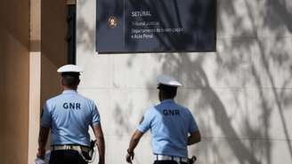 Agentes da Guarda Nacional Republicana de Portugal passam em frente ao tribunal de Setúbal, onde uma francesa e seu companheiro são suspeitos de abandonar os filhos