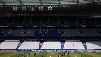 Jogadores do Nice participam de treino na véspera da final da Copa da França contra o Lens, no Stade de France, em Saint-Denis, em 21 de maio de 2026