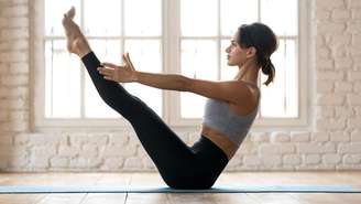 Veja a posição do yoga que fortalece os músculos de forma semelhante à prancha