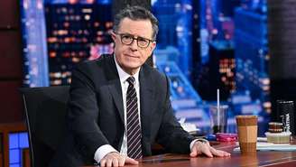 O apresentador Stephen Colbert na bancada do programa The Late Show, no Teatro Ed Sullivan, em Nova York