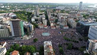 Imagem aérea de manifestantes participando de um protesto liderado por estudantes exigindo eleições parlamentares antecipadas, enquanto o movimento anticorrupção da Sérvia entra em uma nova fase, após o desabamento da cobertura da estação ferroviária de Novi Sad que matou 16 pessoas em 2024, em Belgrado, Sérvia, 23 de maio de 2026.