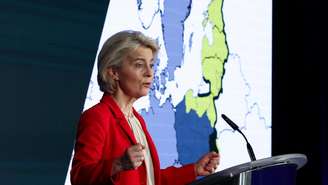 Ursula von der Leyen discursa em conferência sobre as regiões orientais da União Europeia que fazem fronteira com Rússia, Belarus e Ucrânia, em Bruxelas, em 26 de fevereiro de 2026.