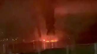 Fumaça e chamas se elevam após um ataque de drone em Novorossiysk, Rússia, nesta captura de tela obtida de um vídeo divulgado em 5 de abril de 2026.