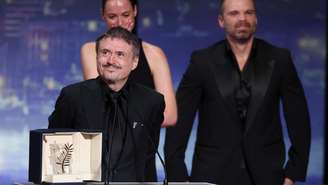 O diretor romeno Cristian Mungiu recebeu a Palma de Ouro do Festival de Cannes 2026, neste sábado 23 de maio de 2026.