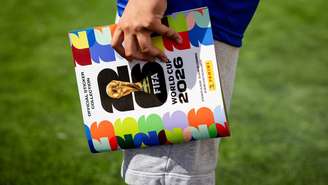Álbum da Copa funciona como "treino social" contra a ansiedade e ajuda na socialização de pessoas com TEA, aponta psicólogo. Entenda!