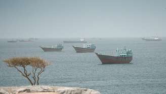 Embarcações navegam pelo Estreito de Ormuz, em Musandam, Omã, em 20 de maio de 2026.