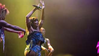 A cantora paraense Gaby Amarantos se apresenta no palco da Avenida São João, com o show Rock Doido, durante a Virada Cultural, neste domingo (24) que acontece em São Paulo.