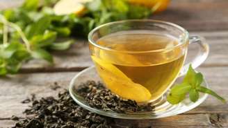 Alguns chás ricos em cafeína e antioxidantes podem ajudar na energia e no rendimento físico