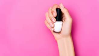 Cores de esmalte 2026: Cloud Dancer, Dark Cherry e Mocha -