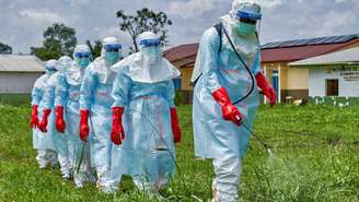 Profissionais da Cruz Vermelha desinfetam hospital em Rwampara, na cidade de Ituri, na RDC, em 21 de maio de 2026.