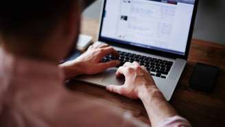 Ferramentas como o Legado do Google e o Contato de Herdeiro da Apple permitem planejar quem poderá acessar arquivos e memórias digitais após a morte, tentando equilibrar sucessão, privacidade e segurança de dados – depositphotos.com / GaudiLab