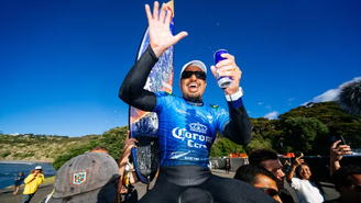 Italo Ferreira é campeão em Raglan