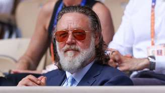 Russell Crowe rebate críticas após vídeo com fãs que pediam autógrafos viralizar (Pierre SuuWireImage)