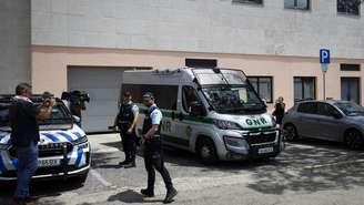 Uma viatura da polícia portuguesa transporta Marine R. e Marc B, suspeitos de abandono de duas crianças, em Setúbal, Portugal, em 23 de maio de 2026.