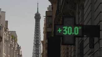 Termômetro marca 30°C na região da torre Eiffel, em Paris. 25/05/2026