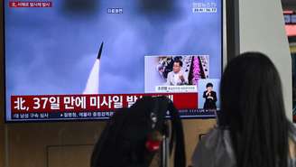Noticiário na TV sul-coreana exibe imagens de arquivo de um teste de míssil norte-coreano, em uma estação ferroviária em Seul, em 26 de maio de 2026.