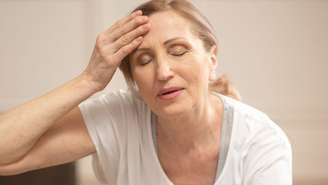 Stress, burnout ou menopausa? Especialista explica como reconhecer os primeiros sinais da transição hormonal