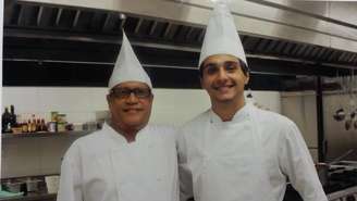 Augusto trabalhando na cozinha da Granja Comary