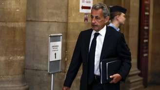 O ex-presidente francês Nicolas Sarkozy chega ao Palácio da Justiça de Paris em 26 de maio de 2026 para seu julgamento em segunda instância. Ele é acusado de ter solicitado financiamento líbio para sua campanha eleitoral de 2007 em troca de ajuda para restaurar a imagem de Trípoli após um atentado mortal.