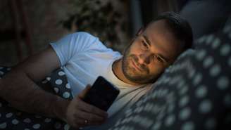 Quando a luz azul é intensa à noite, ocorre a supressão da melatonina, hormônio ligado ao início do sono – depositphotos.com / chika_milan