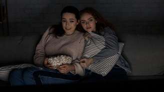 Assistindo filme de suspense-