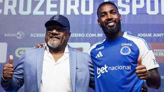 Gerson e o pai em coletiva de apresentação no Cruzeiro. 