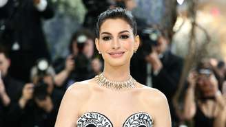 Anne Hathaway revela que ficou 'meio cega' por 10 anos antes de cirurgia 'milagrosa' (Dimitrios Kambouris Getty Images for The Met Museum Vogue)