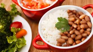 Na mesa de milhões de brasileiros, a combinação de arroz e feijão continua presente mesmo diante da popularização de “superalimentos” da moda – depositphotos.com / diogoppr