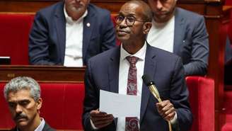 Max Mathiasin, deputado por Guadalupe, do grupo Liberdades, Independentes, Ultramarinos e Territórios, é o relator do projeto de lei sobre a revogação do "Código Negro", na Assembleia Nacional em 28 de maio de 2026.