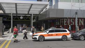 Viatura policial diante de estação de trem onde um homem feriu três pessoas a faca, em Winterthur, nesta quinta-feira, 28 de maio de 2026.