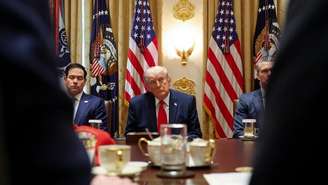 O presidente dos Estados Unidos, Donald Trump (ao centro), ao lado do secretário de Estado Marco Rubio (à esquerda) e o secretário de Defesa Pete Hegseth, em 27 de maio de 2026, na Casa Branca, em Washington.