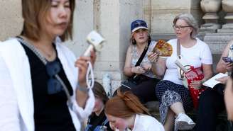 Turistas tentam se refrescar em meio a calor inédito para um mês de maio em Paris. (28/05/2026)