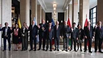 Presidentes da Argentina, Bolívia, Equador, Peru e Chile, juntos ao presidente chileno de extrema direita, José Antonio Kast (sexto a partir da direita), durante reunião contra o cime organizado, em Santiago, quinta-feira, 28 de maio de 2026.