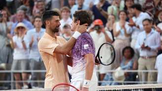 Novak Djokovic cumprimenta o carioca João Fonseca após a vitória em Roland-Garros. Em Paris, em 29 de maio de 2026.