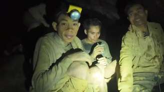 Sobreviventes presos em caverna mandam recados para familiares