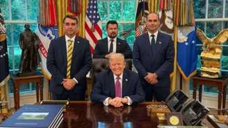 Flávio Bolsonaro, Eduardo Bolsonaro e Paulo Figueiredo com Donald Trump no Salão Oval, na Casa Branca