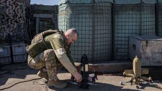 Um militar da unidade de defesa aérea da 24ª Brigada Mecanizada Separada das Forças Armadas da Ucrânia prepara um drone interceptor P1-Sun FPV para lançamento próximo à linha de frente, na região de Donetski, em 26 de abril de 2026.