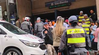 A ação criminosa começou na entrada principal da estação histórica e o tiroteio fez com que um dos suspeitos corresse em direção aos trilhos da ferrovia