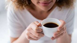 Além da cafeína, o café contém antioxidantes naturais que ajudam a combater o estresse oxidativo, processo relacionado ao envelhecimento das células cerebrais – depositphotos.com / HayDmitriy
