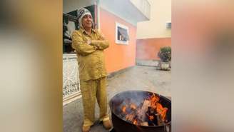 Zeca Pagodinho surge de pijama 'fashion' em dia de frio no Rio.