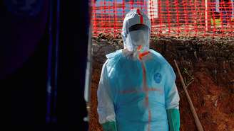 Profissional de saúde no Centro Médico Evangélico, uma das instalações na linha de frente da resposta ao surto de Ebola, em Bunia, na República Democrática do Congo