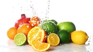 A ideia de usar um produto barato e presente no dia a dia parece prática, mas a ciência mostra que o efeito do vinagre na segurança dos alimentos é limitado – depositphotos.com / serezniy
