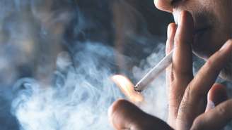 Entenda como a fumaça do cigarro agride a laringe e modifica a qualidade da sua voz