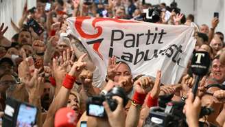 Apoiadores do Partido Trabalhista maltês celebram a vitória no centro de apuração da Comissão Eleitoral em Naxxar, após o anúncio dos resultados da eleição legislativa antecipada em Malta, neste domingo 31 de maio de 2026.