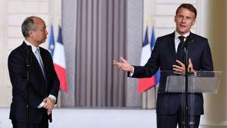 O presidente do SoftBank, o japonês Masayoshi Son, e o presidente francês Emmanuel Macron fazem uma declaração conjunta durante cerimônia de assinatura no Palácio do Eliseu, em Paris, em 1º de junho de 2026, antes do encontro “Choose France”. Cerca de 200 executivos de grandes empresas internacionais são esperados no palácio de Versalhes, a oeste da capital, para o evento anual promovido pelo governo francês.