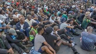 Manifestação contra a imigração clandestinha em Durban, na África do Sul, reuniu milhares de pessoas no dia 6 de maio de 2026.