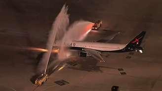 Avião com a delegação da Seleção Brasileira recebe "batismo" de bombeiros antes de iniciar viagem para os EUA 