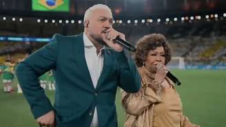 Belo e Alcione durante hino nacional no Maracanã 